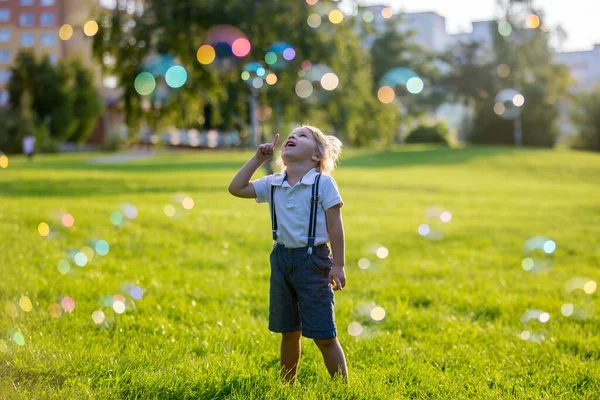 Roztomilé Předškolní Dítě Hraní Parku Při Západu Slunce — Stock fotografie