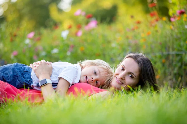 Moeder Schattig Blond Kind Jongen Liggend Het Gras Knuffelen Genieten — Stockfoto