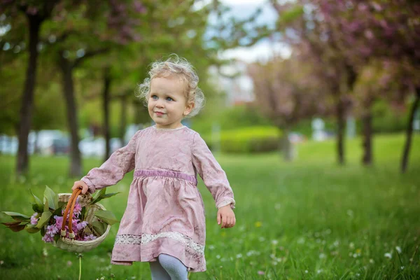 Mooi Peuter Blond Kind Schattig Klein Meisje Vintage Roos Jurk — Stockfoto