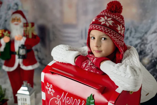 Niño Pequeño Muchacho Enviando Una Carta Papá Noel Buzón Navidad — Foto de Stock