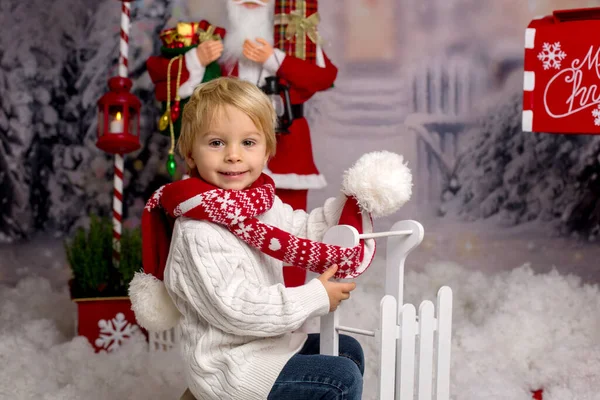 Bambino Piccolo Bambino Bambino Invio Lettera Babbo Natale Nella Cassetta — Foto Stock