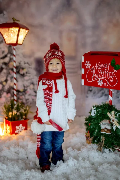 Klein Kind Peuter Jongen Het Verzenden Van Brief Aan Kerstman — Stockfoto