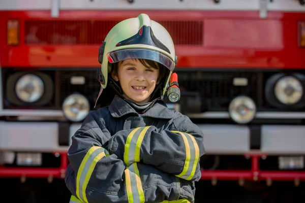Dziecko Słodki Chłopiec Ubrany Ubrania Strażaków Remizie Strażackiej Wozem Strażackim — Zdjęcie stockowe