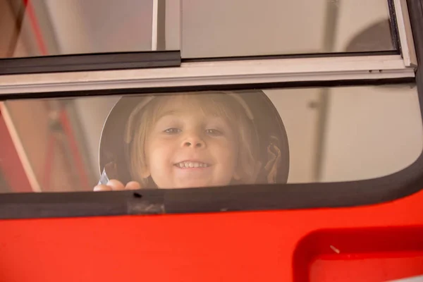 Niño Lindo Niño Vestido Con Ropa Bomberos Una Estación Bomberos — Foto de Stock