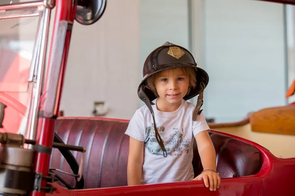 Niño Lindo Niño Vestido Con Ropa Bomberos Una Estación Bomberos — Foto de Stock