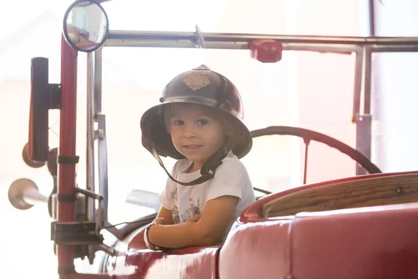 Niño Lindo Niño Vestido Con Ropa Bomberos Una Estación Bomberos — Foto de Stock