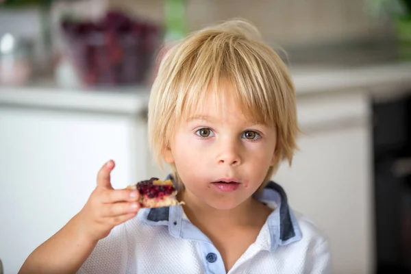可爱的幼儿 在家里吃自制的李子派 美味的糕点沙漠 — 图库照片