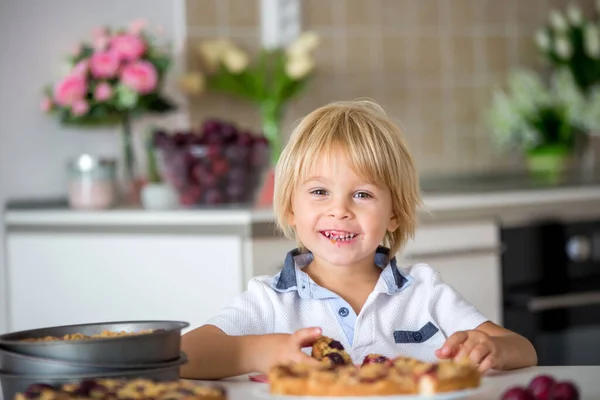可爱的幼儿 在家里吃自制的李子派 美味的糕点沙漠 — 图库照片