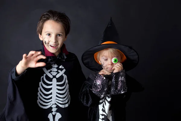 Filhos Irmãos Vestidos Para Halloween Brincando Casa Imagem Isolada Preto — Fotografia de Stock