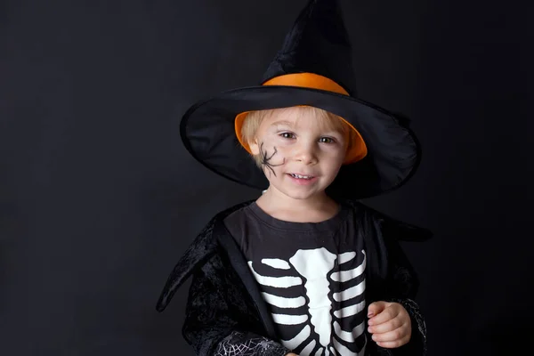 ハロウィンの格好をした子供は家で遊ぶ黒い背景に孤立したイメージ — ストック写真