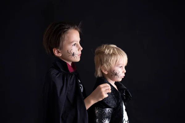 Kinder Brüder Für Halloween Gekleidet Hause Spielend Isoliertes Bild Auf — Stockfoto