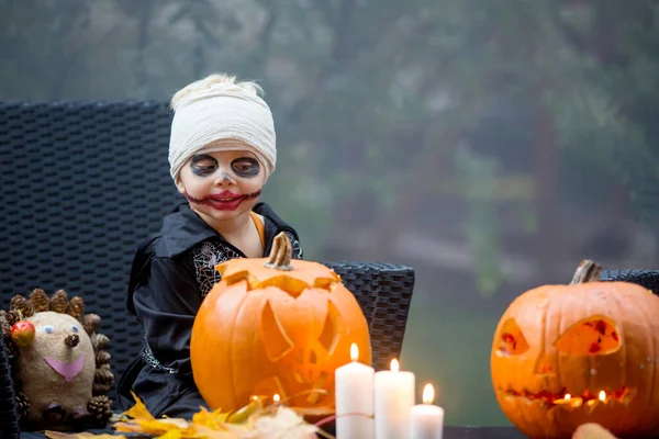 Gruseliges Kleinkind Halloween Kostüm Das Mit Geschnitzten Kürbissen Und Kerzen — Stockfoto