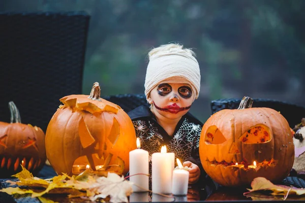 Gruseliges Kleinkind Halloween Kostüm Das Mit Geschnitzten Kürbissen Und Kerzen — Stockfoto