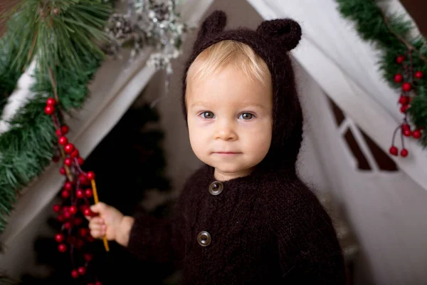 Schattig Peuter Babyjongen Handgemaakte Gebreide Beer Kostuum Spelen Tipi Ingericht — Stockfoto