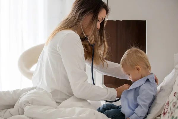 Jeune Médecin Examen Bébé Garçon Malade Visite Domicile Enfant Couché — Photo