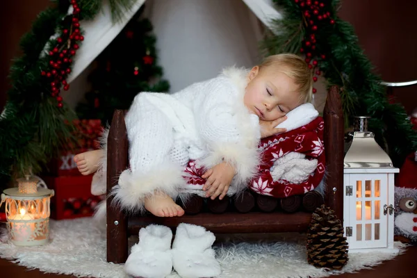 Adorável Menino Criança Vestida Com Traje Canta Claus Dormindo Cama — Fotografia de Stock