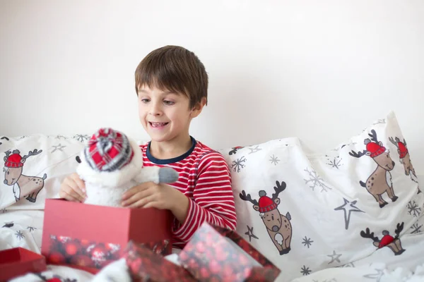 Crianças Felizes Abrindo Presentes Natal Cama Manhã Natal — Fotografia de Stock