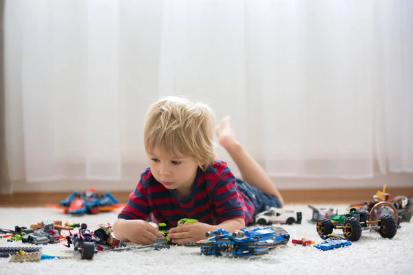 Aranyos Kisgyermek Szőke Fiú Játszik Colofrul Műanyag Blokkok Építőipari Játékok — Stock Fotó