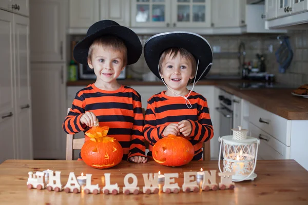 Två pojkar i hemmet, pumpor inför halloween — Stockfoto