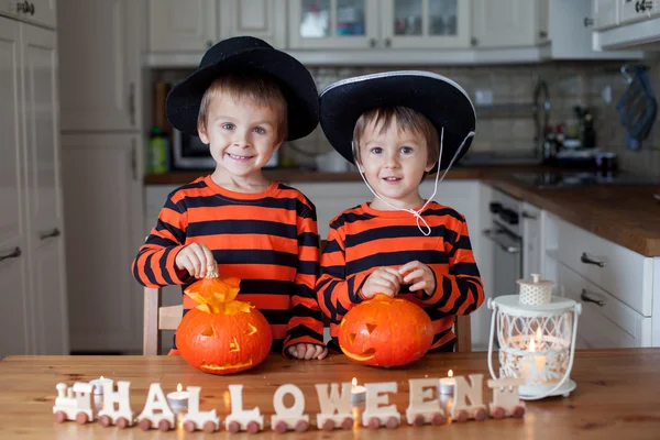 Zwei Jungen zu Hause, die Kürbisse für Halloween vorbereiten — Stockfoto