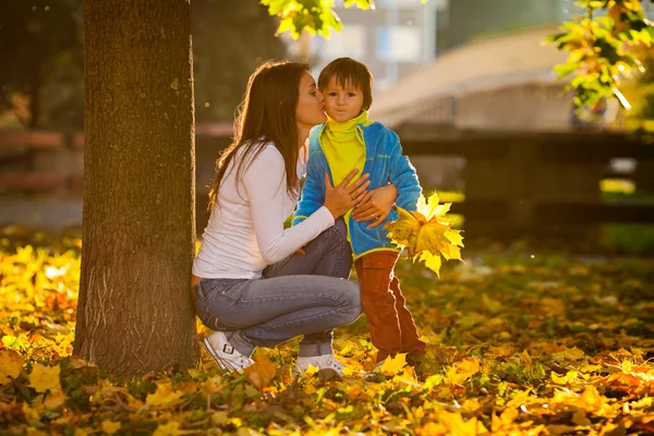 Moeder met haar jongen in het park — Stockfoto