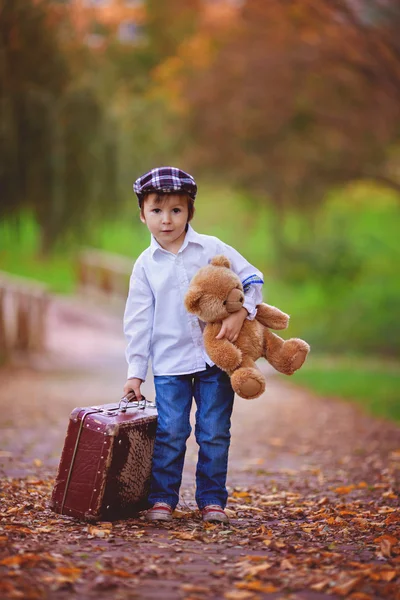 Petit garçon avec valise et ours en peluche — Photo