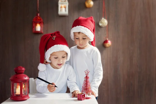 Dos chicos adorables, escribiendo una carta a Santa — Foto de Stock