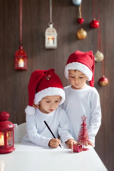Dva roztomilý kluci, napsal dopis do Santa — Stock fotografie
