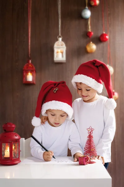 Due adorabili ragazzi che scrivono una lettera a Babbo Natale — Foto Stock