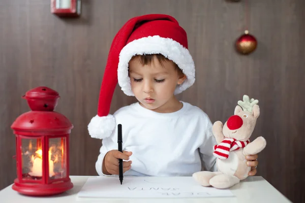 可爱的小男孩，写封信给圣诞老人 — 图库照片