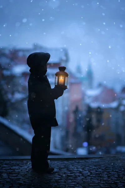 Silhouette del ragazzo, in piedi sulle scale, tenendo lanterna, vista di — Foto Stock