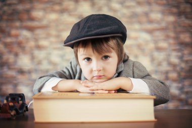 Büyük kitap çocukla yakın portresi