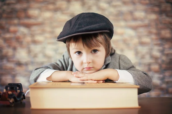 Nära porträtt av pojke med stora boken — Stockfoto