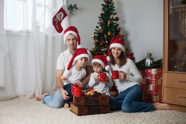 Familia feliz desayunando en Navidad — Foto de Stock