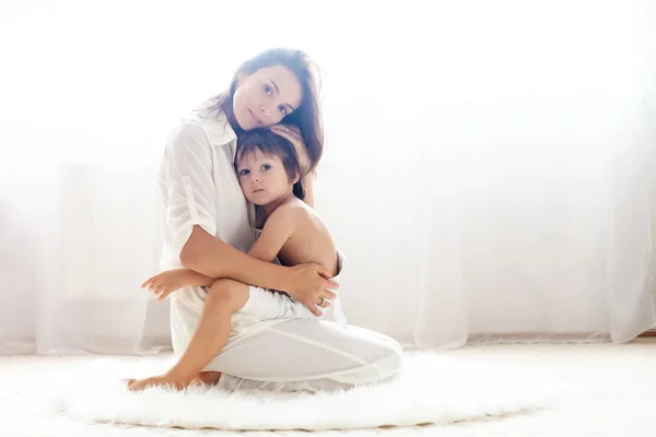 Anne ve çocuk kucaklayan, — Stok fotoğraf