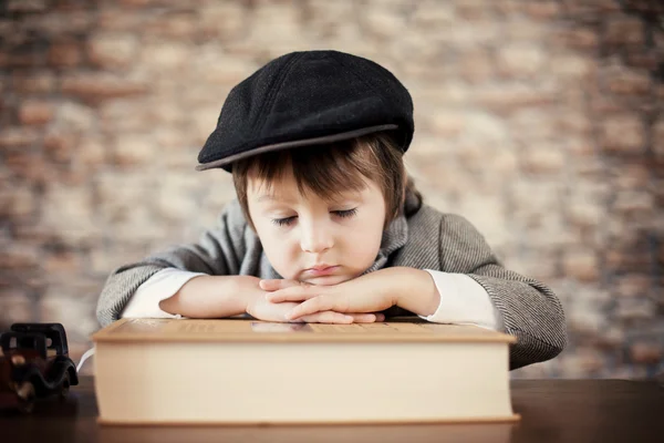 Portrait serré de garçon avec grand livre — Photo