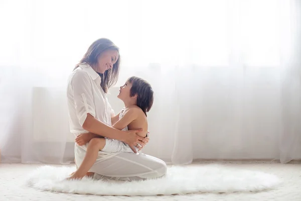 Madre y su hijo, abrazando — Foto de Stock