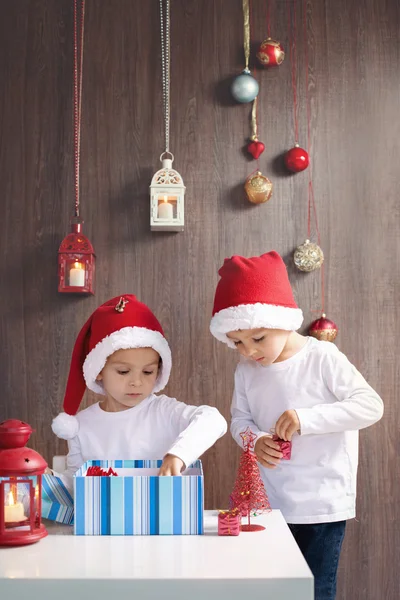 Dos adorables chicos, abriendo regalos en Navidad — Foto de Stock