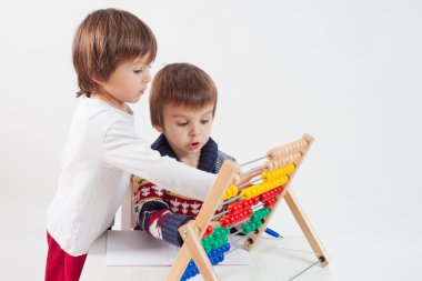 İki sevimli çocuklar, saymak öğrenme ve matematik