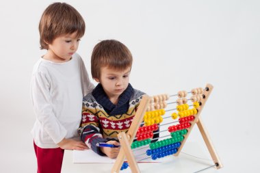 İki sevimli çocuklar, saymak öğrenme ve matematik