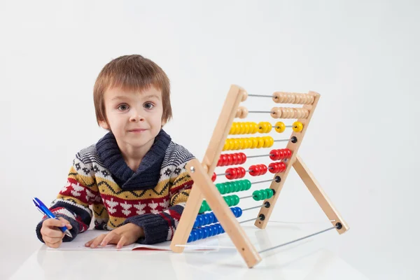 Rapaz bonito, aprendendo a contar e matemática — Fotografia de Stock