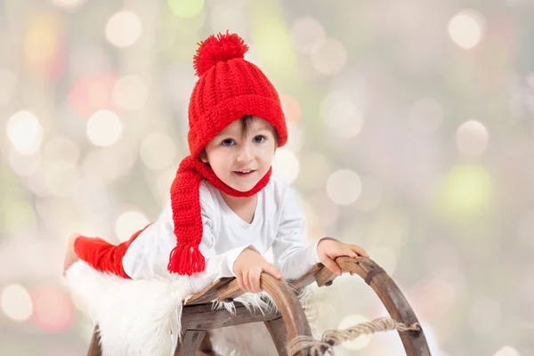 Schattige jongen op Kerstmis, plezier maken met sneeuwpop — Stockfoto