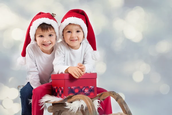 两个男孩在圣诞节 — 图库照片