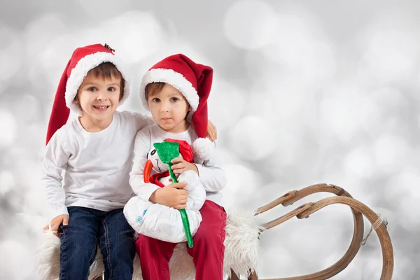 Due ragazzi a Natale — Foto Stock