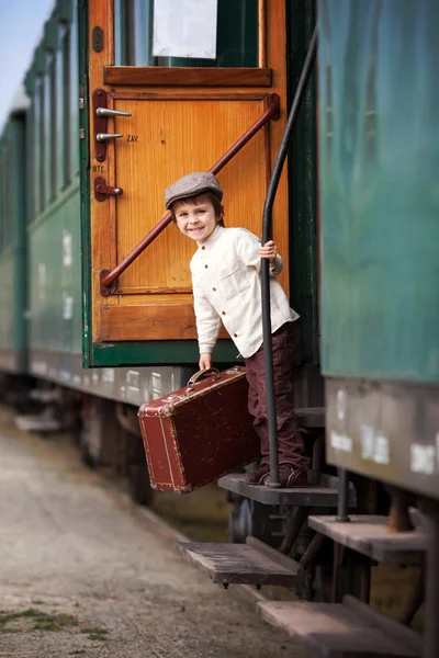 Boy, dressed in vintage shirt and hat, with suitcase — Stock Photo, Image