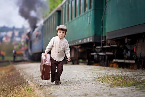 Boy, dressed in vintage shirt and hat, with suitcase — Stock Photo, Image