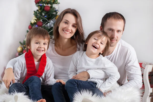 Портрет дружньої сім'ї, яка дивиться на камеру на Різдво — стокове фото