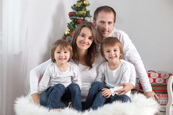 Látszó-on fényképezőgép-karácsonyi eveni a barátságos családi portré — Stock Fotó
