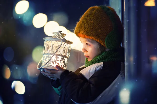 Carino ragazzo, tenendo lanterna all'aperto — Foto Stock