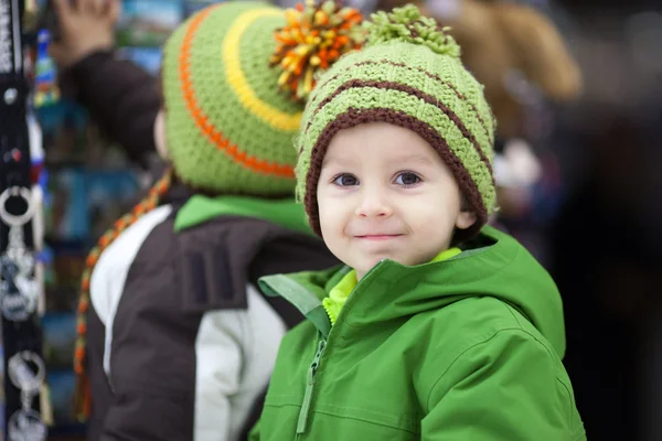 Retrato de invierno cercano de un niño —  Fotos de Stock